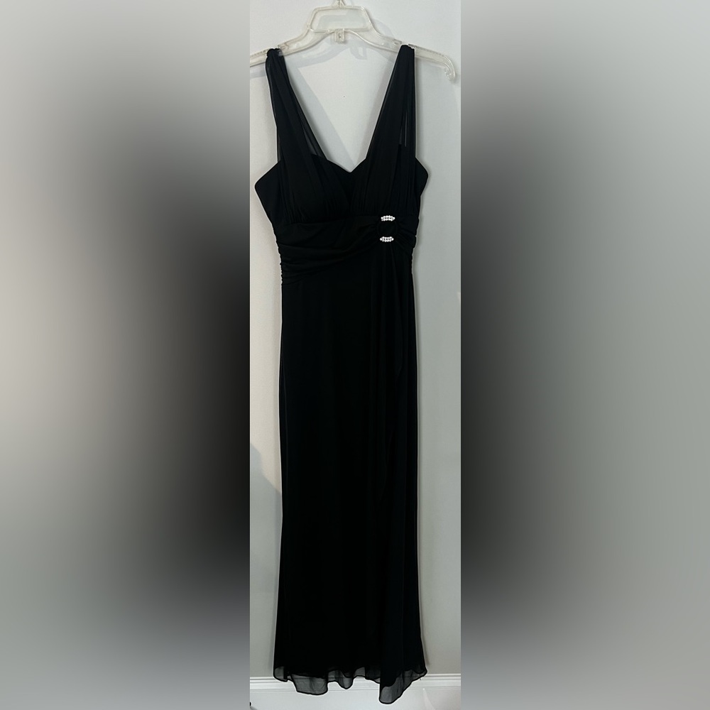 Black Sleeveless Cocktail Gown